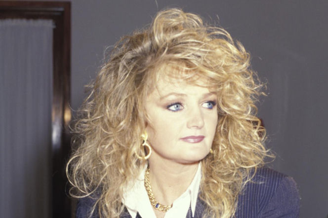 Piosenkarka Bonnie Tyler z burzą blond loków i w niebieskich oczach. O jej chorobie krtani przeczytasz na Poradnik Zdrowie.