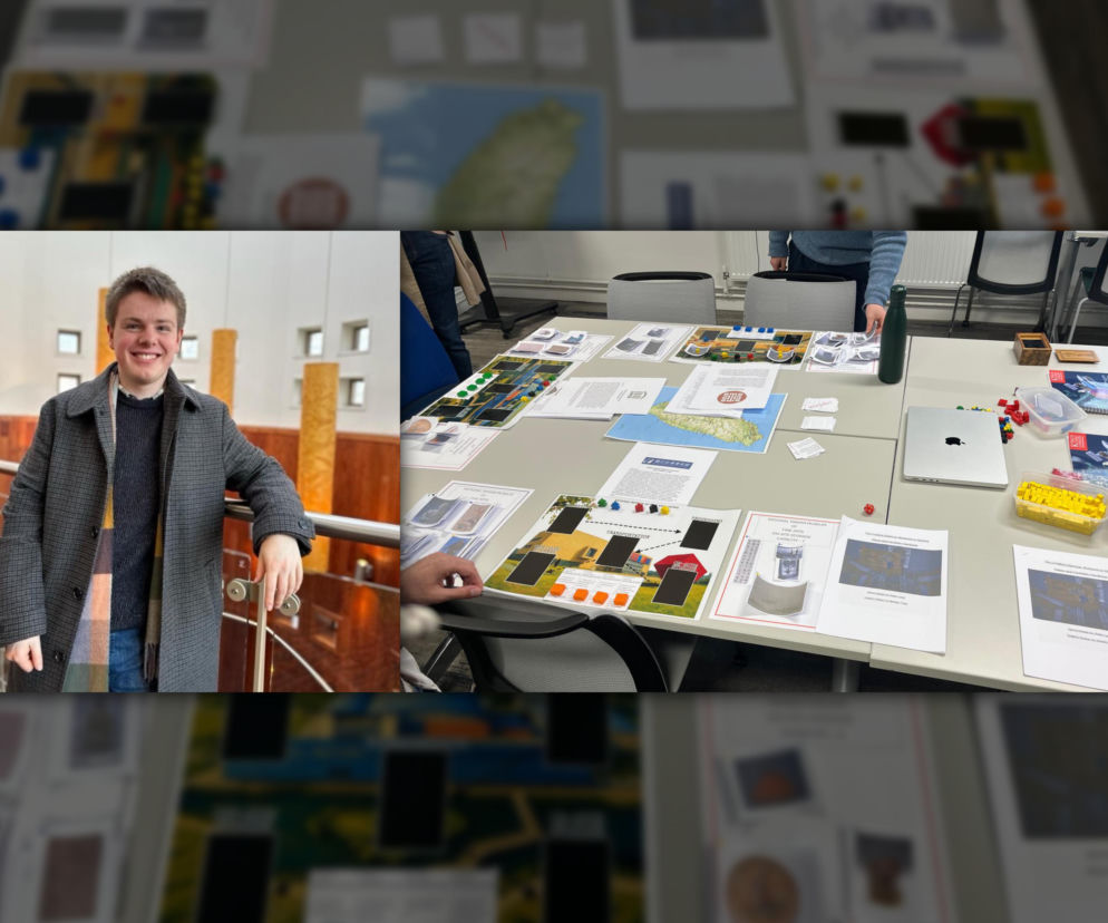Aidan Long obok planszy gry Curator’s Dilemma o ratowaniu muzeów. O szczegółach przeczytasz na SE Portal Obronny.