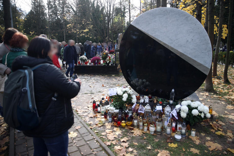 Tak wygląda grób Ewy Demarczyk. Kwiaty, znicze i ludzie wokół