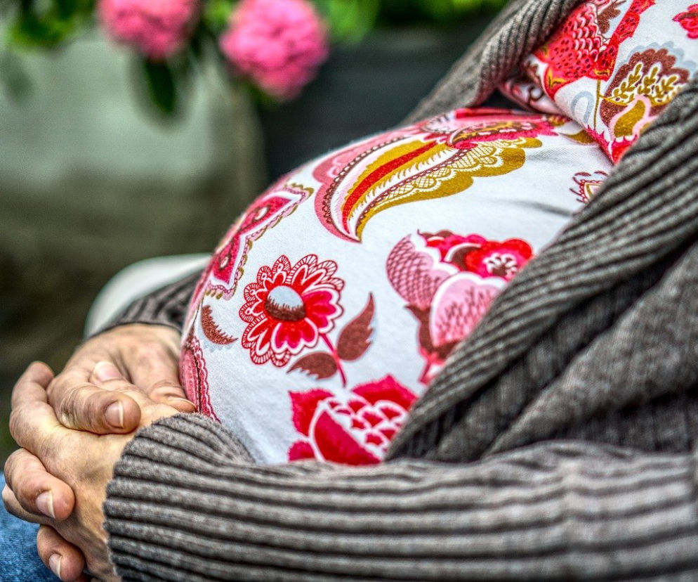 Głowno: KOMPLETNIE PIJANA CIĘŻARNA opiekowała się 2-letnią córeczką! Może trafić za kratki na WIELE LAT!