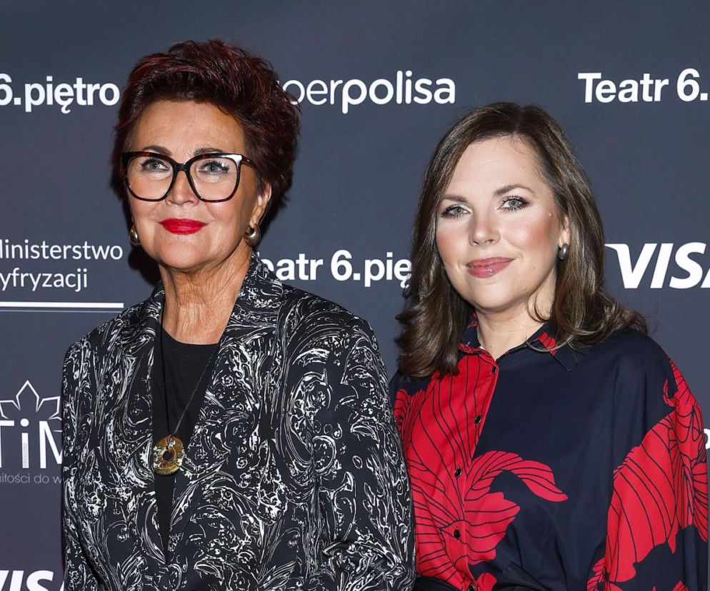 Uśmiechnięte Jolanta i Aleksandra Kwaśniewskie. O pojedynku na styl matki i córki przeczytasz na SE.