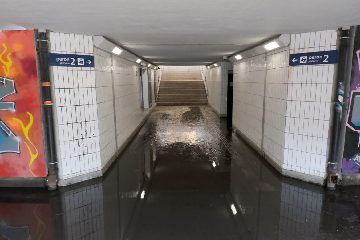 Na bosaka pędzą do pociągu. Przejście na Warszawa Ursus zalane po kostki