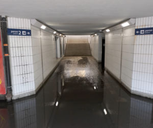 Na bosaka pędzą do pociągu. Przejście na Warszawa Ursus zalane po kostki