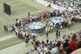 Ponad 100 tysięcy Świadków Jehowy na polskich stadionach. Przynieśli nawet baseny! Szczęście bez końca