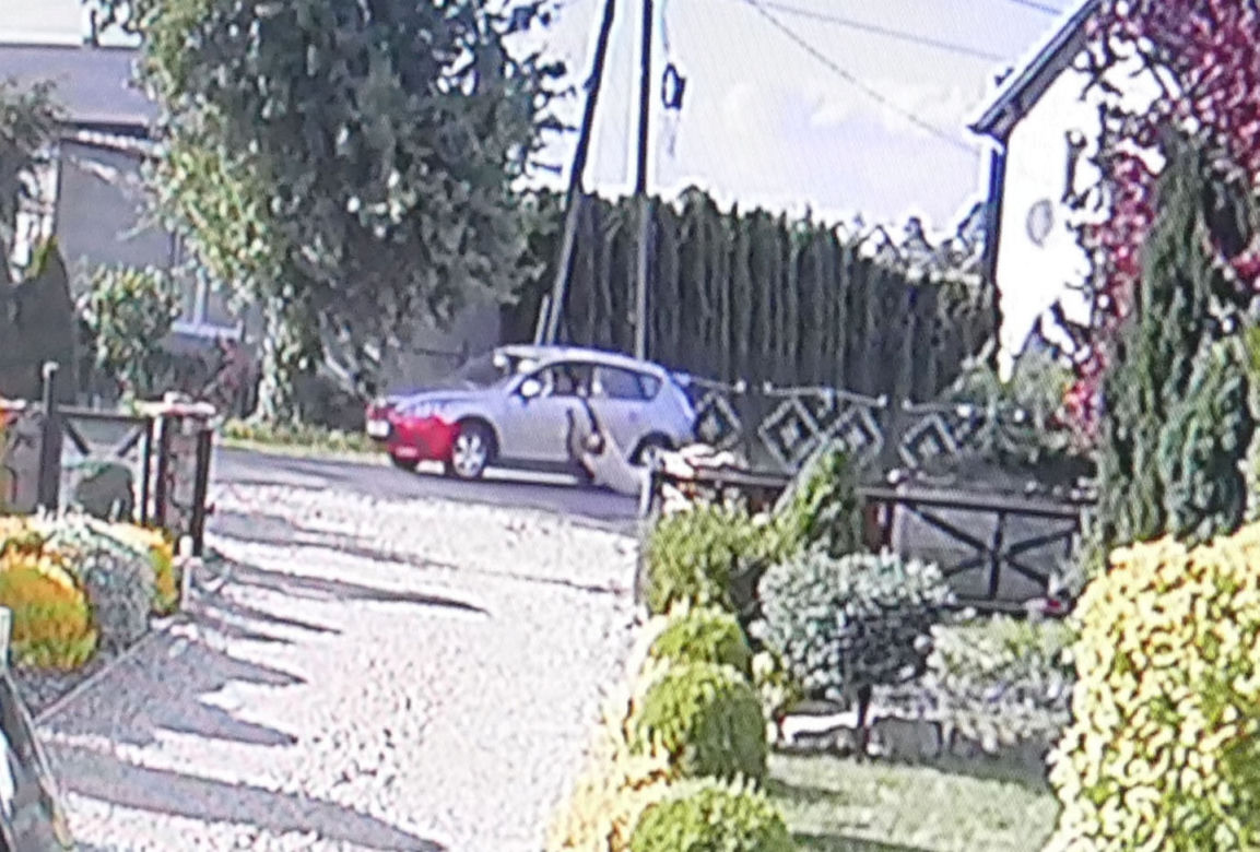 Ciągnął pana Romana za autem przez kilometr! Policja zatrzymała kierowce mazdy