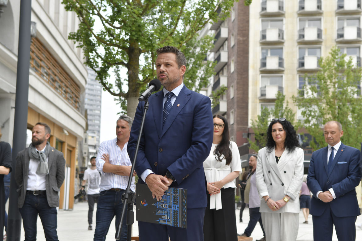 Rafał Trzaskowski otwierał plac w gronie kilkunastu oficjeli
