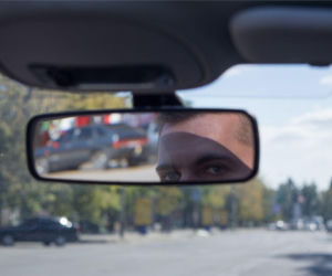 Masz tłuste szyby w samochodzie? Nie uwierzysz, co jest prawdziwą przyczyną! Poznaj proste triki