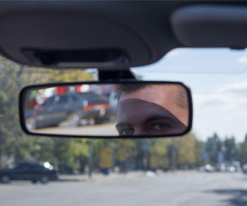 Masz tłuste szyby w samochodzie? Nie uwierzysz, co jest prawdziwą przyczyną! Poznaj proste triki