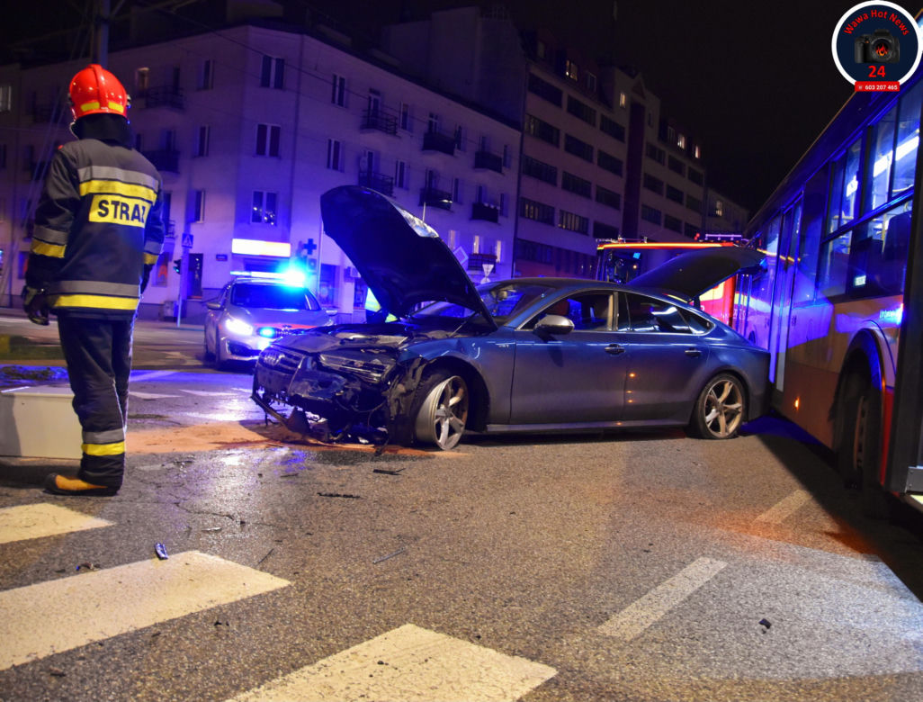 Nocna demolka przy placu Szembeka. Audi skosiło barierki i sygnalizator