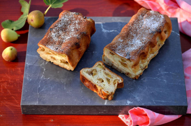 Brioche z gruszkami w karmelu – miękka jak chmurka, z owocowym środkiem, który robi całe show