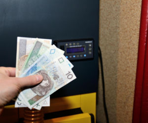 Tysiące złotych oszczędności na ogrzewaniu? Polacy masowo palą w piecach tym odpadem. Sprawdzamy, czy to się opłaca