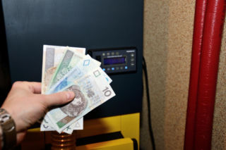 Tysiące złotych oszczędności na ogrzewaniu? Polacy masowo palą w piecach tym odpadem. Sprawdzamy, czy to się opłaca