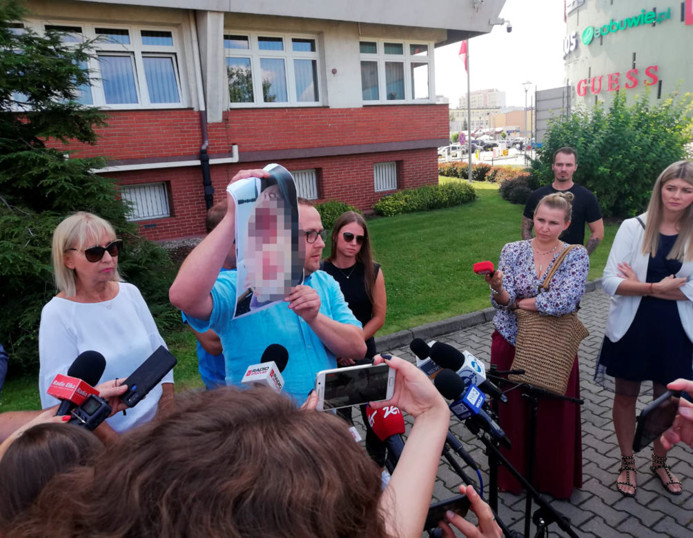 Lubin. Konferencja prasowa rodziny zmarłego Bartosza S.