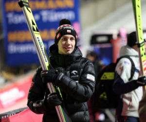 Kacper Tomasiak zaliczył dramatycznie wyglądający upadek w Vikersund