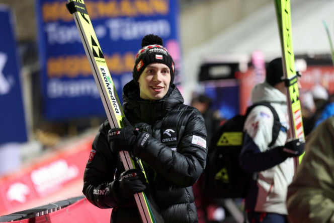 Kacper Tomasiak zaliczył dramatycznie wyglądający upadek w Vikersund