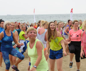 Niedzielny maraton zumby na plaży w Brzeźnie