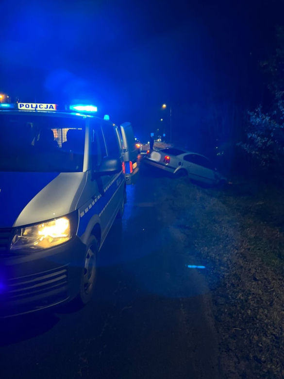 45-latek staranował radiowóz, potem ruszył na policjanta