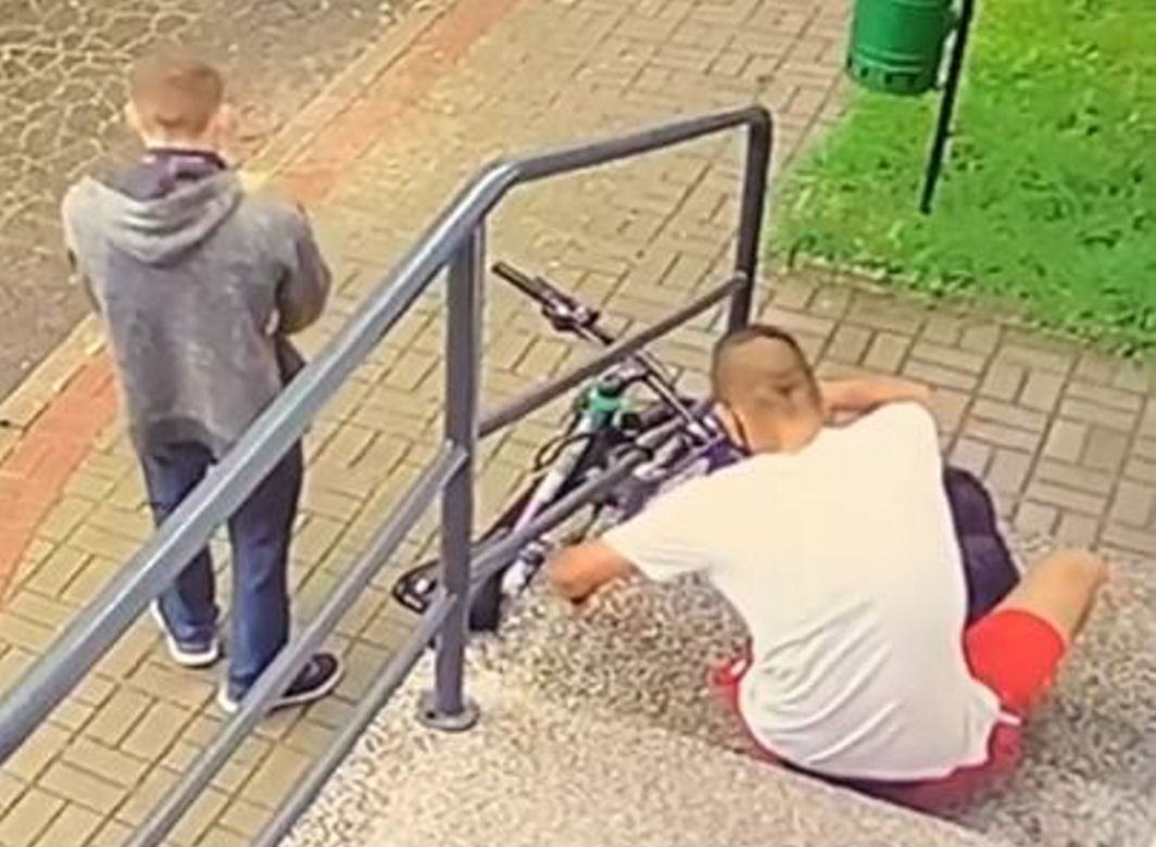 Syn Moniki Zamachowskiej rozwozi jedzenie na pożyczonym rowerze