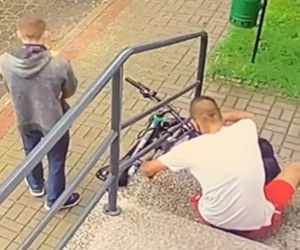 Syn Moniki Zamachowskiej rozwozi jedzenie na pożyczonym rowerze