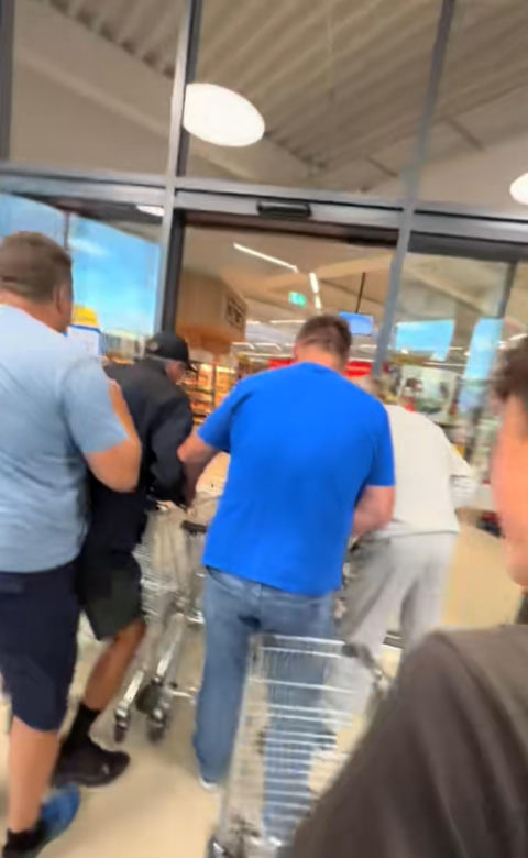 Szturm na nowego Lidla w Jasienicy. Tłumy mieszkańców od świtu czekały na otwarcie