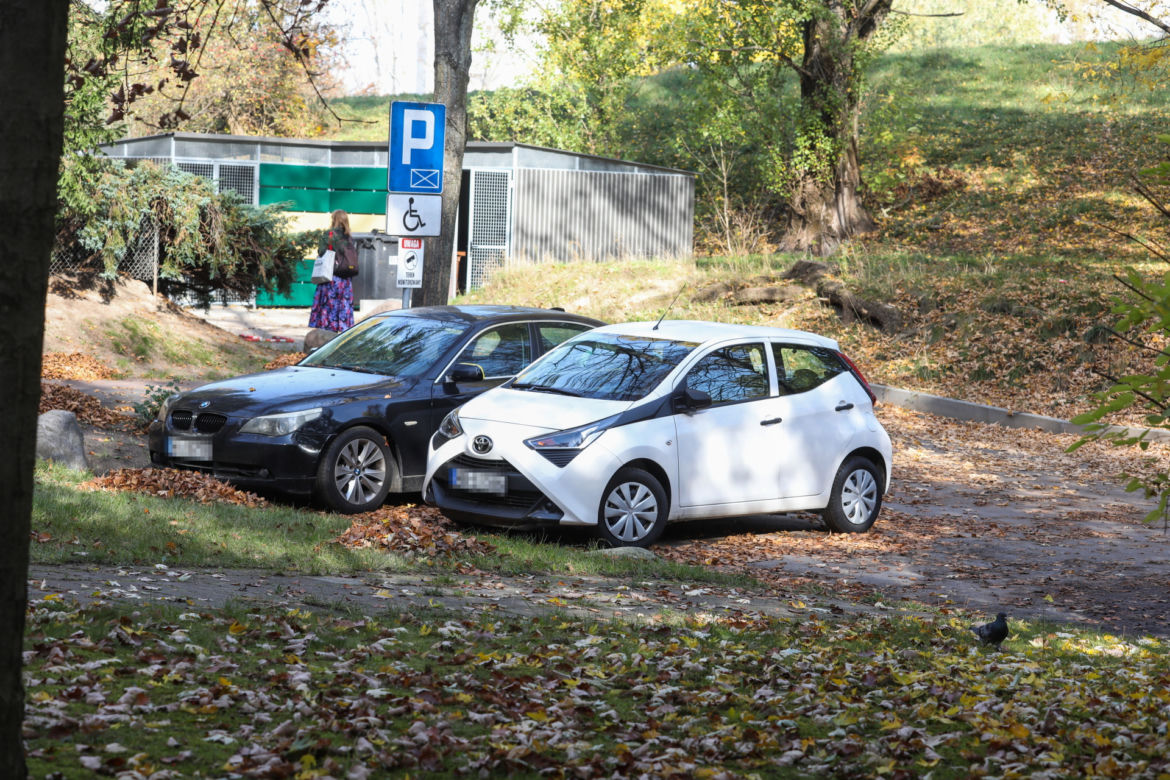 „Boimy się o swoje życie”. Strzelec wyborowy zaatakował ponownie? Zniszczono dwa samochody osobowe