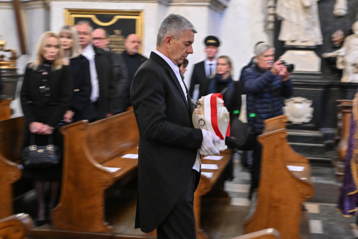Pożegnali wielką damę polskiej kultury. Kidawa-Błońska przesłała piękny wieniec