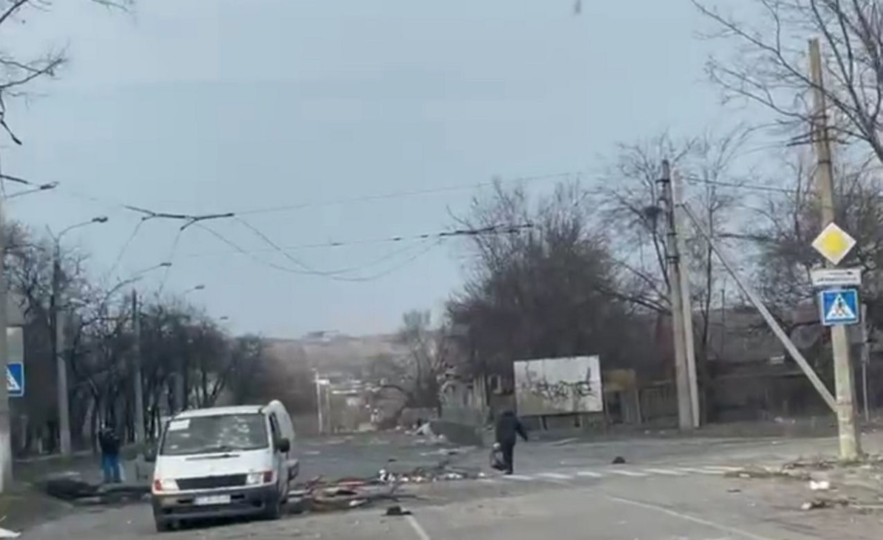 Mercedes z rejestracją z Łódzkiego dojechał do Mariupola. Auto ostrzelane