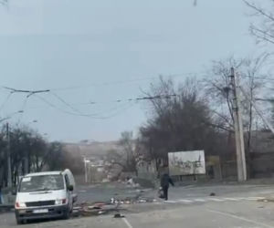 Mercedes z rejestracją z Łódzkiego dojechał do Mariupola. Auto ostrzelane