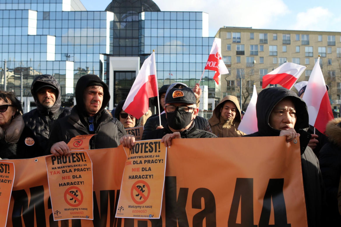 "Przestańcie nas okradać!". Najemcy z Marywilskiej protestują przed ratuszem