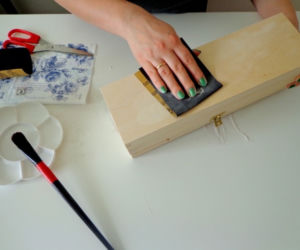Jak zrobić dekoracyjną skrzyneczkę na wino metodą decoupage?