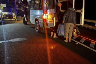 Autobus z pielgrzymami zderzył się z owcą, a gdy zatrzymał się na drodze, w jego tył uderzyła nadjeżdżająca ciężarówka