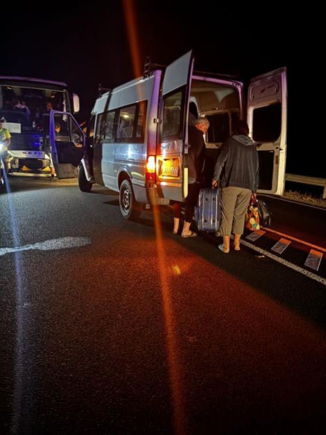 Autobus z pielgrzymami zderzył się z owcą, a gdy zatrzymał się na drodze, w jego tył uderzyła nadjeżdżająca ciężarówka