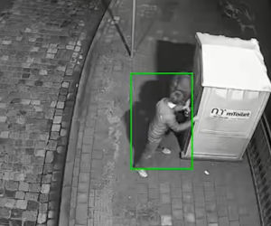 Podpalacze grasują we Wrocławiu. Kamera nagrała, co zrobili na pętli