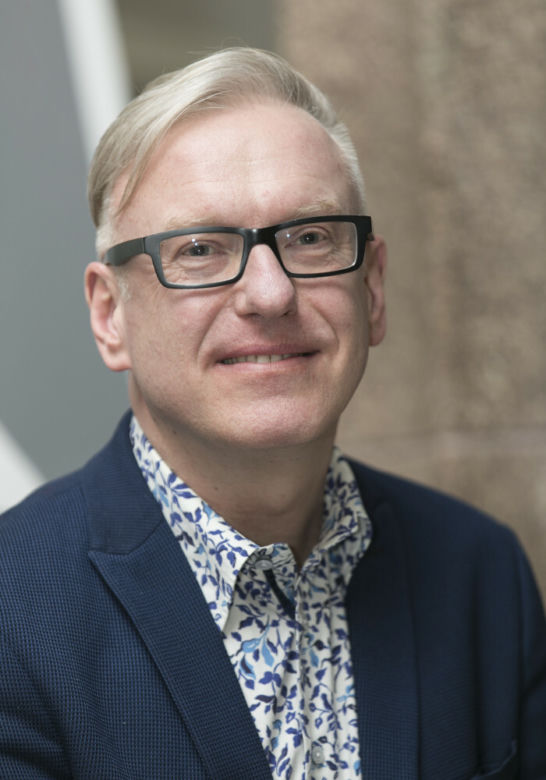 Mariusz Szczygieł pokazał stolik z prezerwatywami