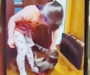 Białopole: 5-latka MALTRETUJE kota. Zachęcała ją opiekunka. Film trafił do sieci. HORROR!