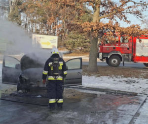 Bohaterska reakcja w czasie pożaru auta pod sklepem! Klient nie wahał się ani chwili