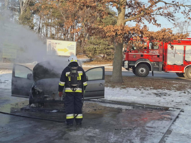 Bohaterska reakcja w czasie pożaru auta pod sklepem! Klient nie wahał się ani chwili