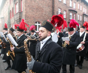 Barbórka 2025. Pobudka górnicza na Nikiszowcu w wykonaniu Orkiestry Wieczorek