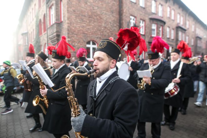 Barbórka 2025. Pobudka górnicza na Nikiszowcu w wykonaniu Orkiestry Wieczorek