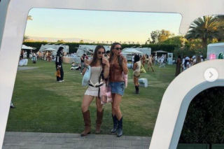 Sara Boruc z córką na Coachelli. Trudno rozróżnić, która jest starsza!