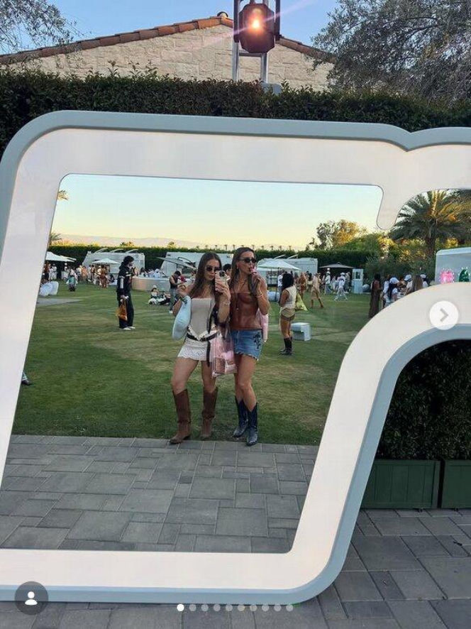 Sara Boruc z córką na Coachelli. Trudno rozróżnić, która jest starsza!