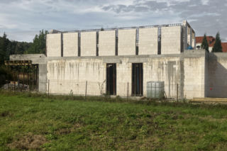 Koszt budowy ścian domu 2026 – aktualne ceny za m². Porównanie materiałów