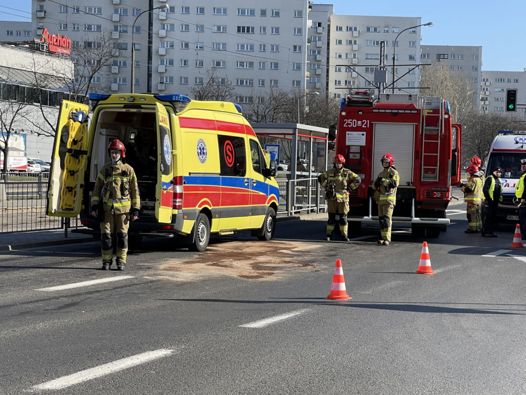 Karetka na sygnale rąbnęła w małego fiata. Wypadek na Żoliborzu 