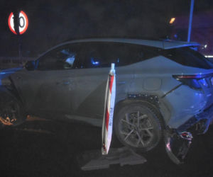 Pijany 17-latek uciekał przed policją. Uszkodził 6 pojazdów, zmusił funkcjonariuszy do manewru PIT