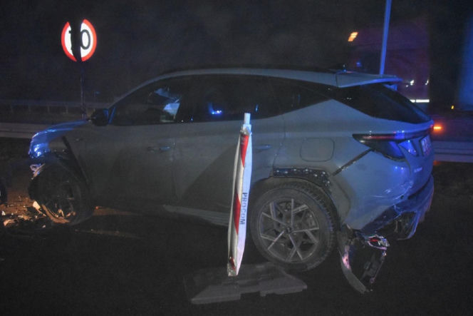 Pijany 17-latek uciekał przed policją. Uszkodził 6 pojazdów, zmusił funkcjonariuszy do manewru PIT