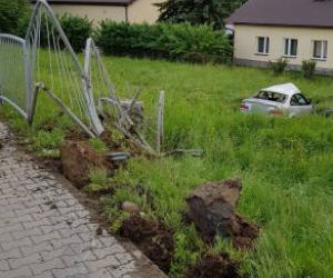 Powroźnik. To CUD, że kierowca przeżył ten wypadek! Samochód doszczętnie zniszczony