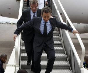 Nicolas Sarkozy na lotnisku w Rwandzie 