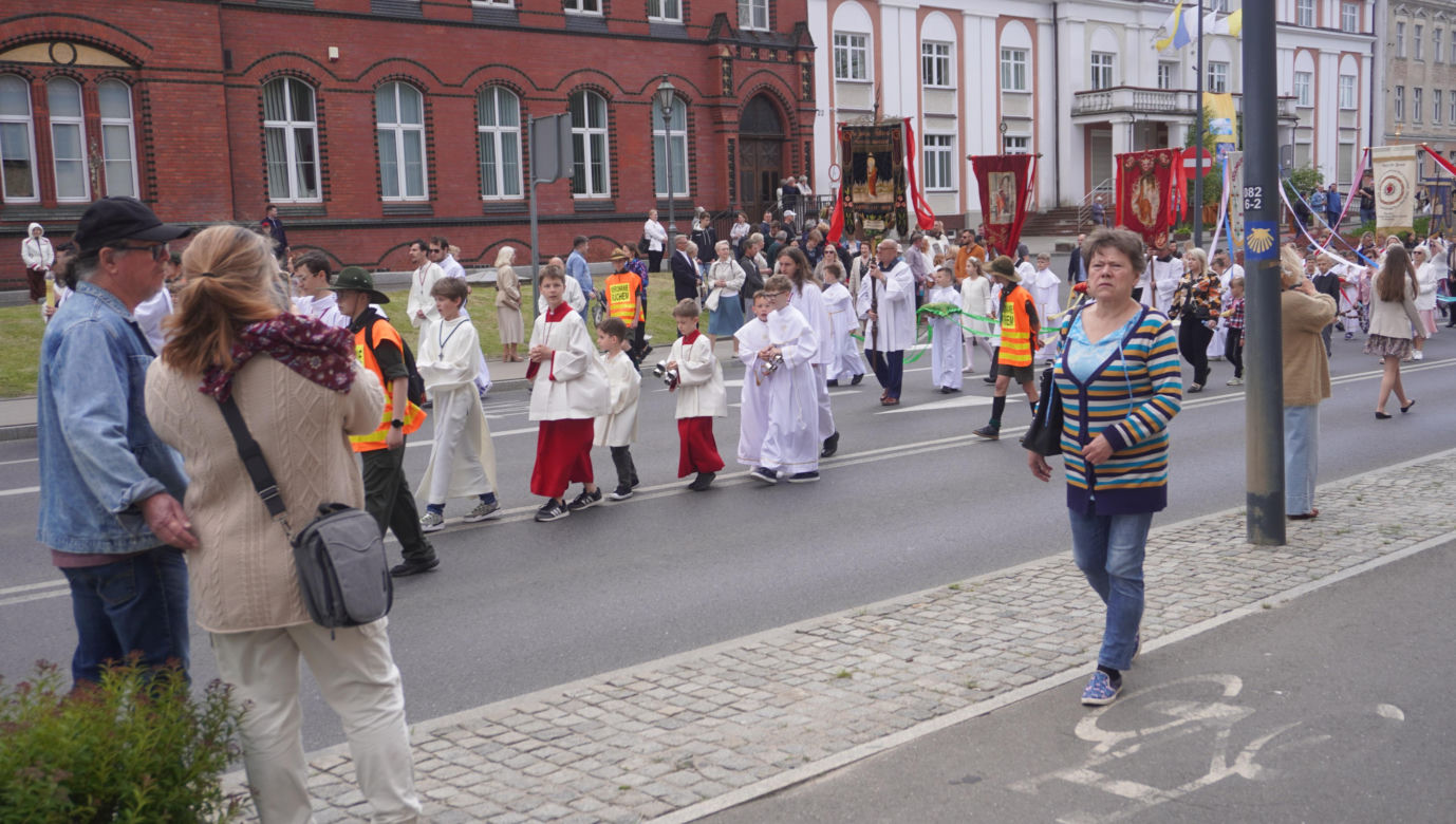 Boże Ciało 2025. Tysiące osób uczestniczyło w olsztyńskich procesjach