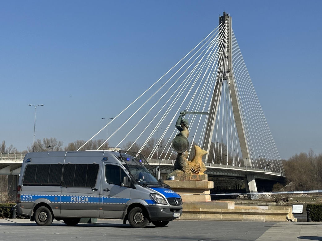 Zniszczyły pomnik Syrenki. Ich odpowiedź szokuje: „Nie chciałyśmy”. Urzędnicy planują czyszczenie monumentu