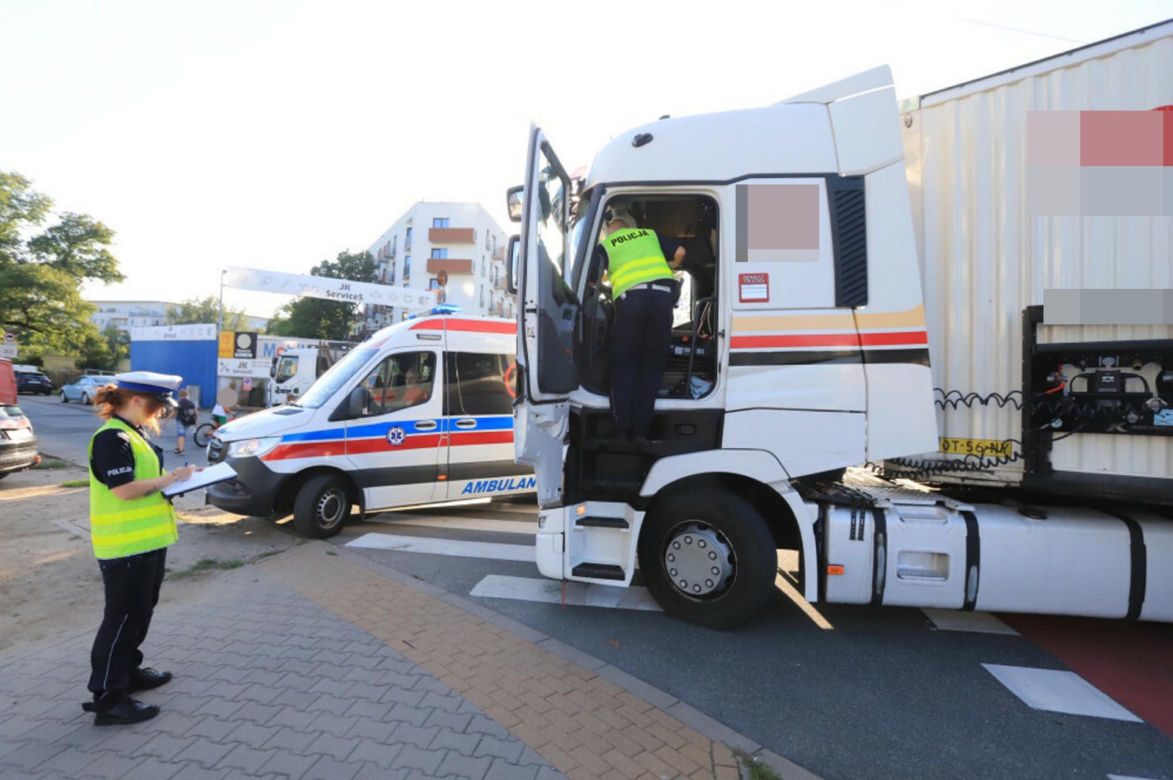 Tir zderzył się z tramwajem we Wrocławiu. 47-latek wysiadł z ciężarówki i zmarł.
